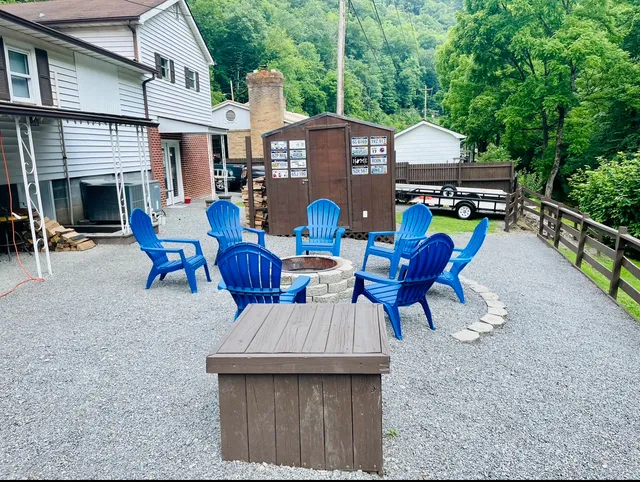 Ellis House Trail Lodging