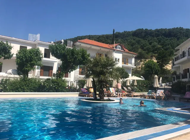 Rezi Hotel & Studios