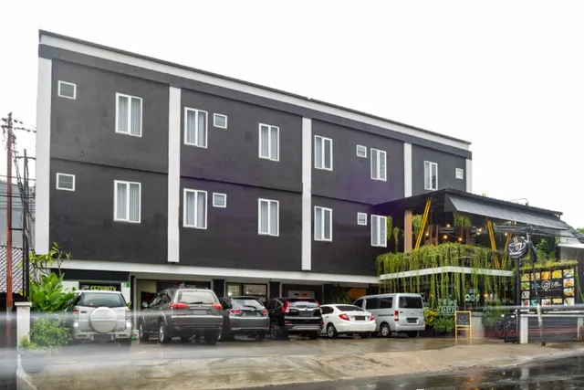 RedDoorz near Botani Square Mall