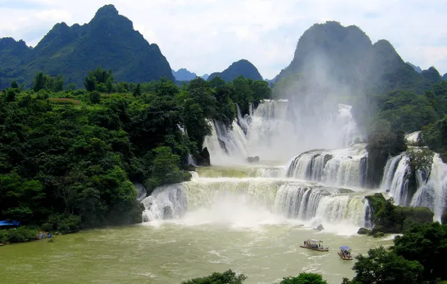Detian Transnational Waterfalls