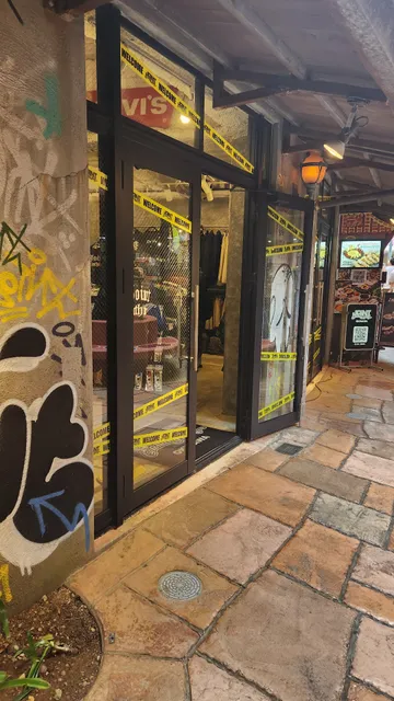 Joint Clothing Store