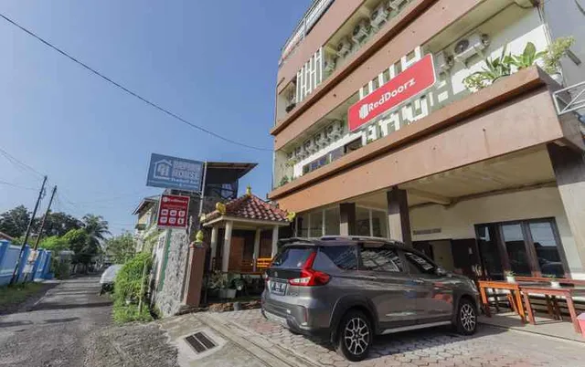 RedDoorz Syariah near Universitas Jember