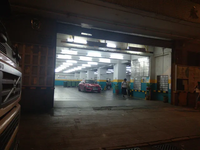 Wing Chai Industrial Building Car Park