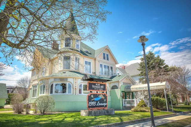 M & M Victorian Inn