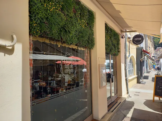 Lucette fait des crêpes