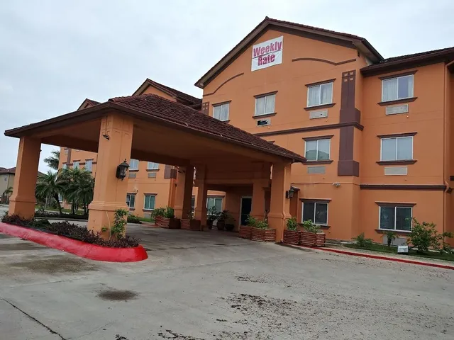Deluxe 6 Inn & Suites
