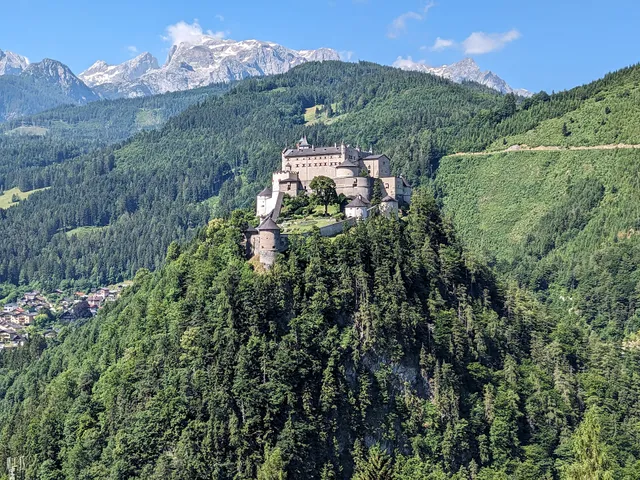 Haus Biechl mit Blick auf die Burg Hohenwerfen
