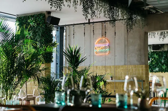 Brasserie La Taberna / The Green Van Company