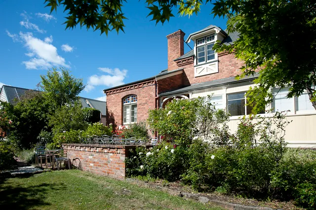 Lowena Cafe and Accommodation