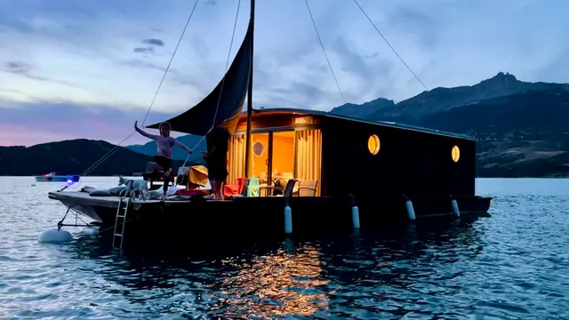Les Toues Cabanées du Lac, hébergements flottants