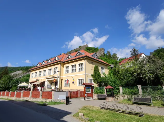 Hotel a výletní restaurace Obecná škola