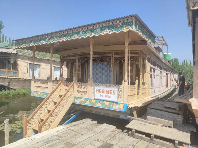 Hermes Houseboat