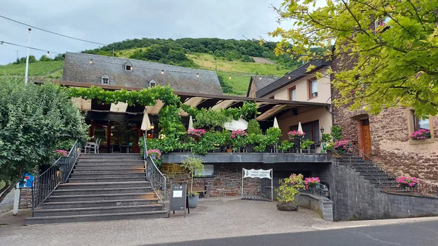 Weinhaus Serwazi-Zenzen