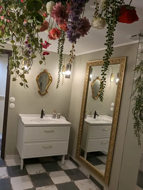 " De l'autre côté du miroir", Spa familial