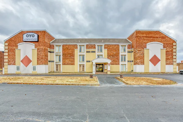 OYO Townhouse Tulsa Woodland Hills