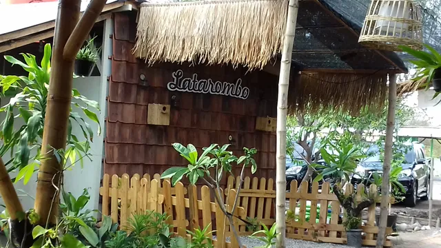 Latarombo Gubug Makan