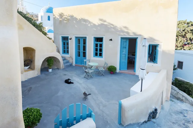 Santorinio Yellow House