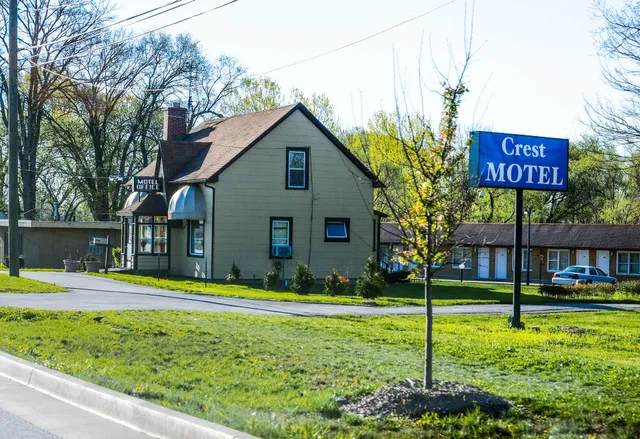 Crest Motel