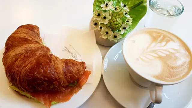 Adlon To Go Coffee Shop