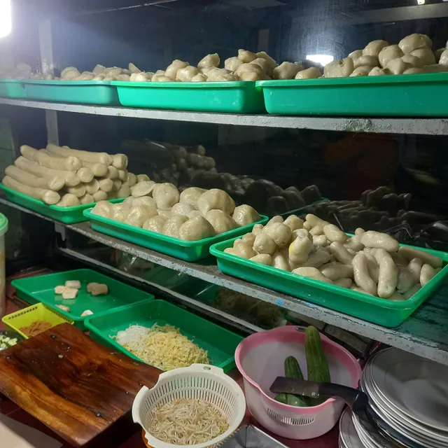 PEMPEK H. M. RUSDAN KAMPUNG SAWAH