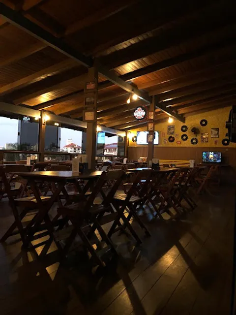 Deck House I Burgers & Beers