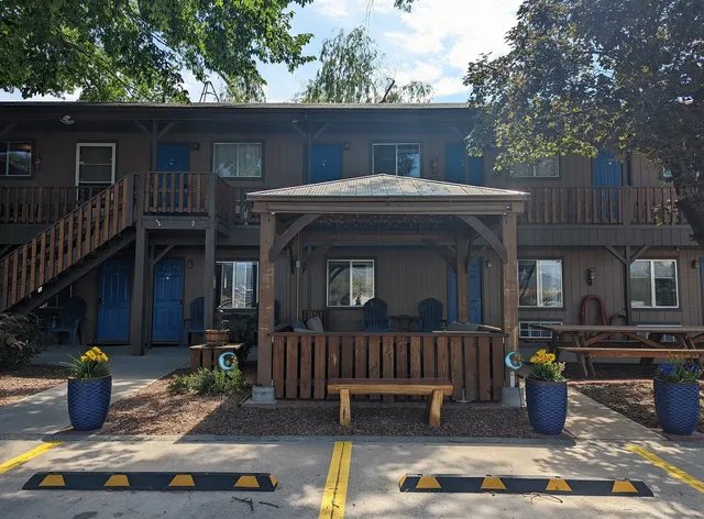 Mesa Moon Inn & Suites