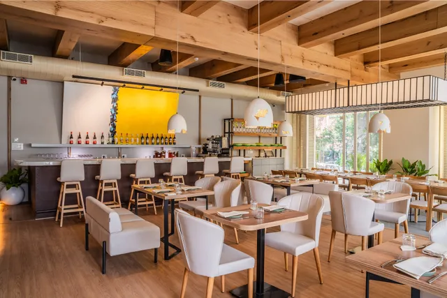 Canvas V Plant Fwd Kitchen+Bar