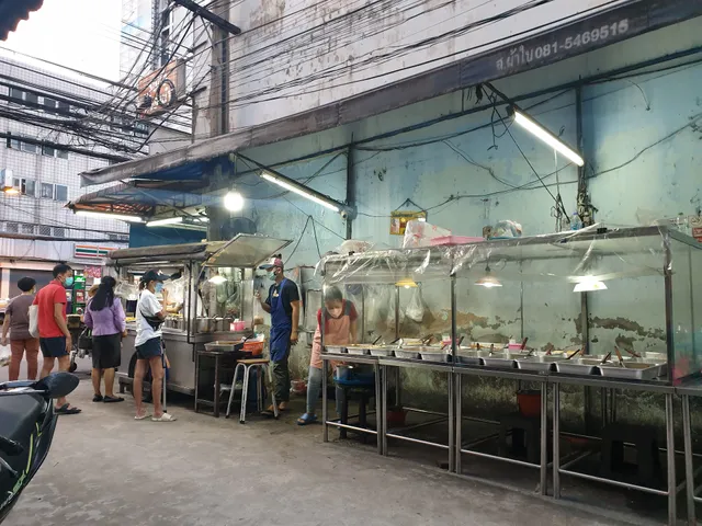 ข้าวแกงเตาปูน​ (ป้าจำเริญ) ซ. 4