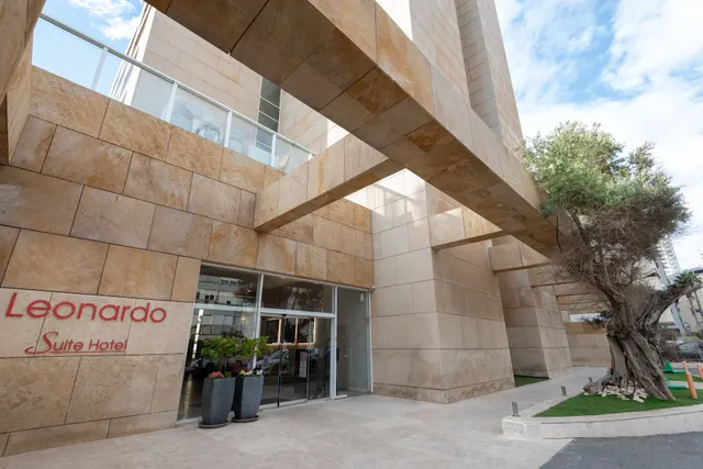 ليوناردو سويت باي ذا بيتش