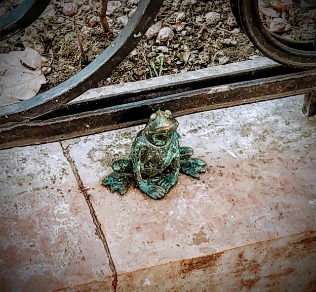 Frog Breki mini statue by Kolodko