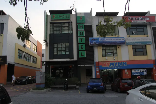 Putra One Avenue Hotel