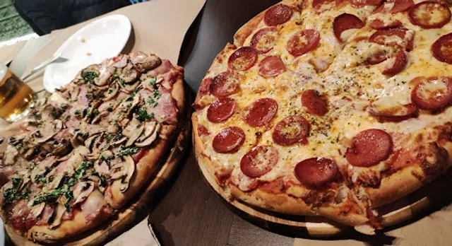 El Trébol 1983 Pizzas y Empanadas Argentinas