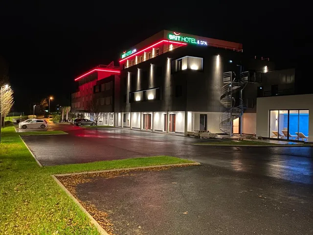 Brit Hotel Piscine & Spa - Fougères
