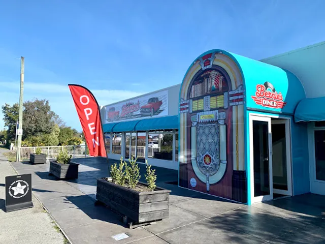 VEight Cafe & Restaurant