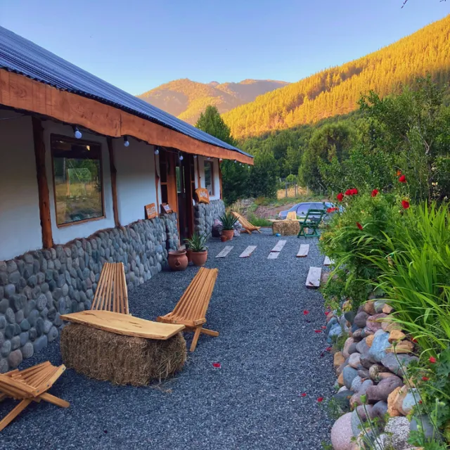 Adobe Hostel Villa Meliquina