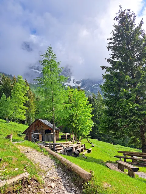 Hut on Klemenča Jama