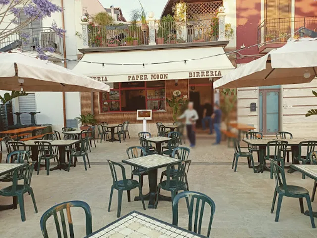 Pizzeria *Paper old Moon* since 1984