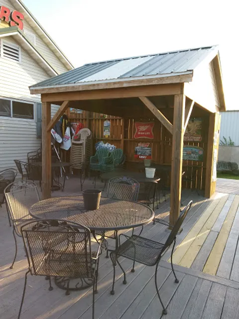 Shakers Sports Bar & Grill