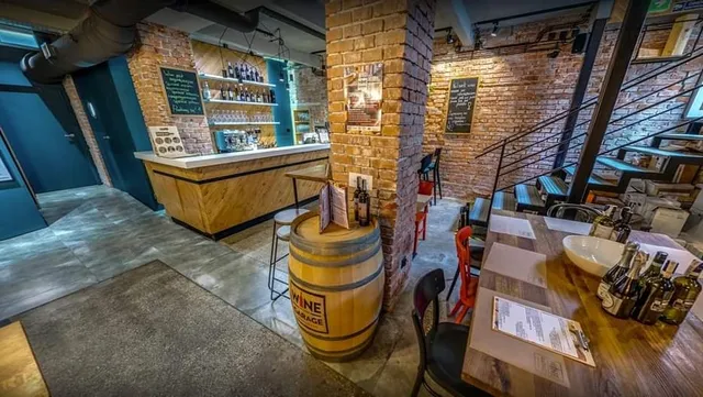 Wine Garage Józefitów restaurant & wine bar