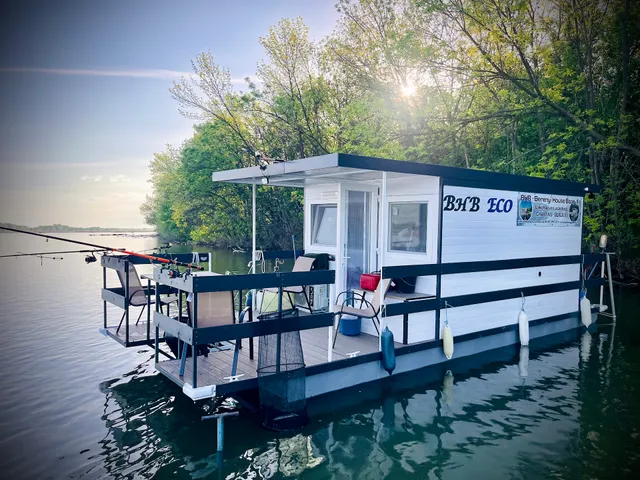 Tisza-tavi lakóhajó és úszóház bérlés (onlinehajoberles.hu)