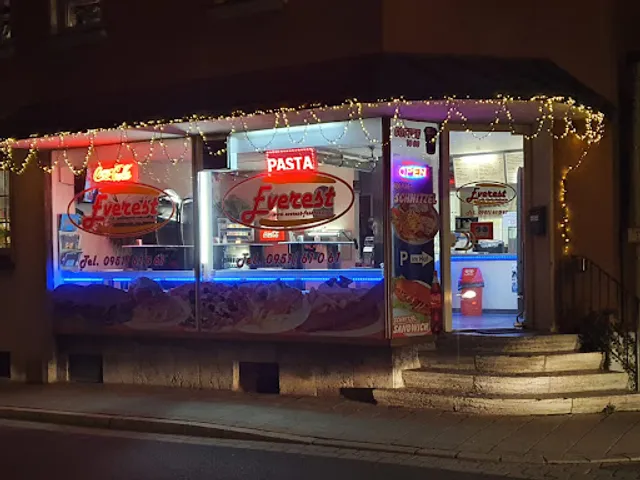 Everest Restaurant XXLSchnitzelsandwich, Pizza und mehr
