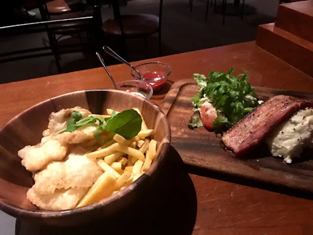 スポーツパブ「アリーナ」