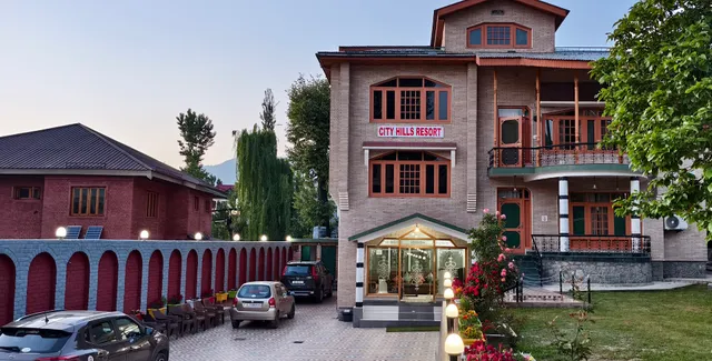 CITY HILLS RESORT (SRINAGAR KASHMIR)