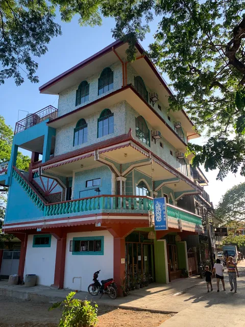 80 bar dive center&hostel