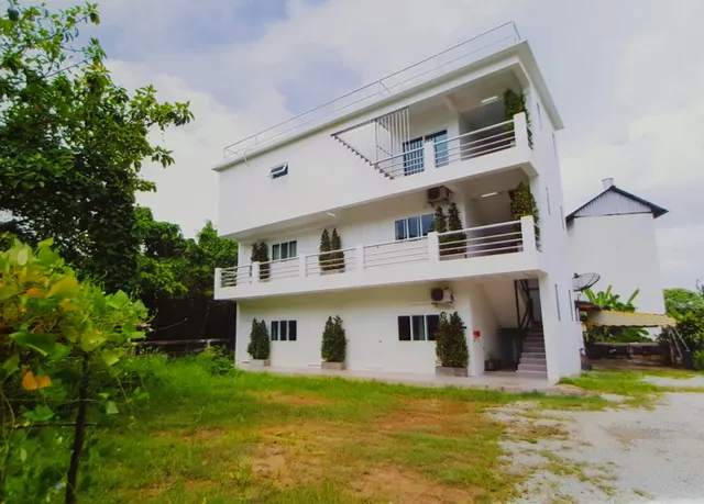 Fool's Paradise Apartment