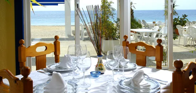 Restaurante La Palmera Agua Amarga | A pie de playa