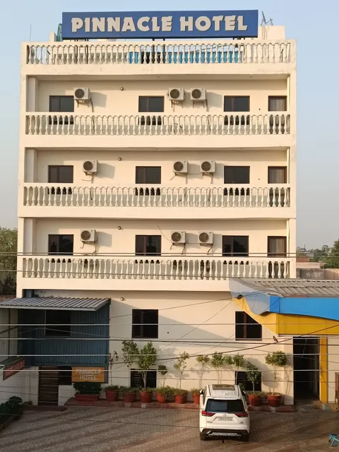 Pinnacle Hotel
