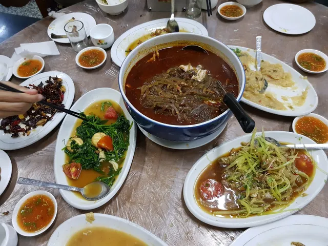 ရွှေပင်လယ် မာလာငါး စားသောက်ဆိုင်