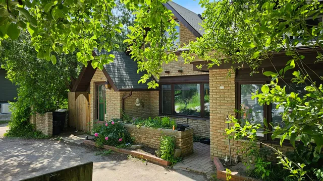 Amethyst Cottage Court