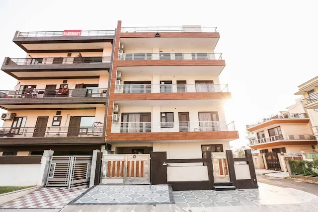 Collection O The Doors 006 Near Appu Ghar